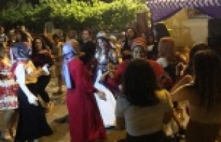 Sokak ortasında sosyal mesafesiz ve maskesiz düğün