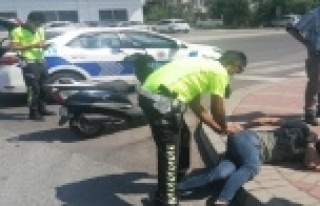 Ticari araca çarpmamak için motosikletini devirdi:...