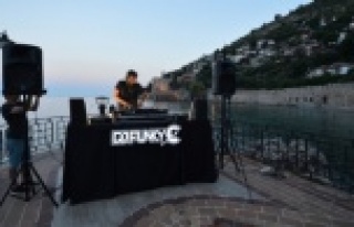 Ünlü DJ tanıtım için Alanya'da