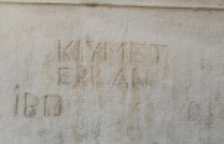 1890 yıllık tarihi yapıya aşklarını kazıdılar,...