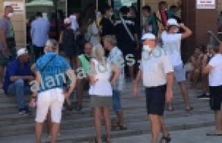 Alanya'da pes dedirten kare! Covid-19 test kuyruğu