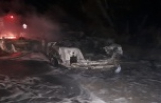 Antalya'da seyir halindeki otomobil alev alev...