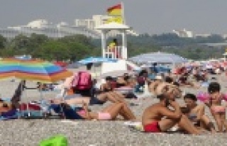 Antalya’da sıcak hava uyarısını duyan sahile...