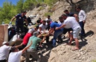 Antalya’da taş taşıyan kamyon devrildi