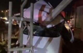 Aydınlatma direğine çarpan otomobil ikiye bölündü