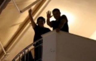 Başkan Yücel, coşkuya evinin balkonundan ortak...