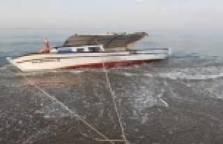 Denizde mahsur kalan balıkçıyı meslektaşları...