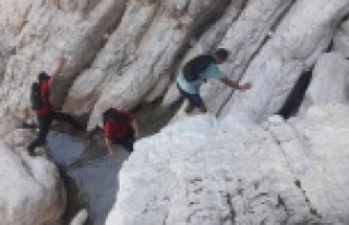 Kaybolan Ukraynalı turist, JAK tarafından sarp kayalıklarda...