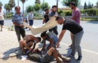 Kaza yapan yaralıyı güneşten branda ve şemsiye...