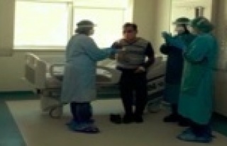 Korona virüs tedavisi gören hastaya doğum günü...