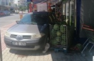 Markete giren otomobil kamerada