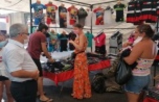 Maskelerini çene altında takan İngiliz turistleri...