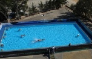 Okul bahçesine portatif yüzme havuzu