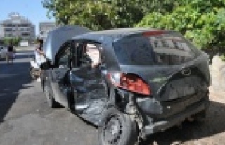 Otomobile sıkışan sürücüyü itfaiye ekipleri...