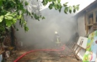 Saman deposunda çıkan yangın iki gecekonduyu kül...