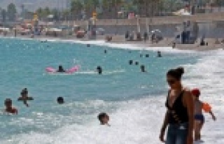 Uyarılar işe yaradı, denizde bile sosyal mesafeli...