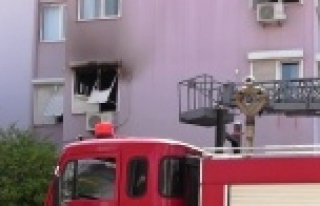 Yangın sırasında balkonda mahsur kalan yaşlı...