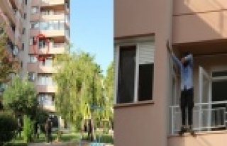 3. kat balkon demirlerinde hareketli dakikalar