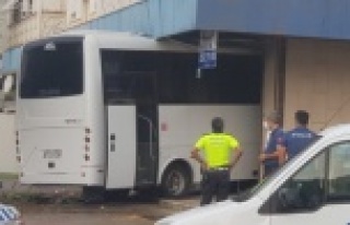 Alanya'da akıl almaz kaza! Otobüs dükkana...