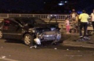 Alanya'da bariyerlere çarpan otomobil hurda...