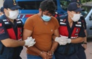 Alanya'da turistin çantasını kapıp kaçtı,...