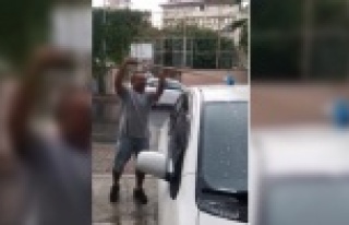 Alanya'da yağmurda gülümseten görüntüler