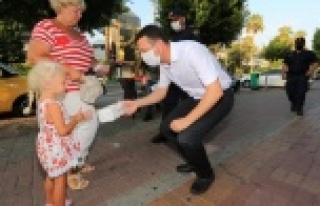 Alanya Kaymakamı Ürkmezer maske dağıttı