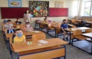 Alanya’da 75 okuldaki 7275 öğrenciye meyve ikramı...