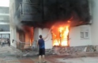 Apartmanın zemin katından yükselen alevler mahalleyi...