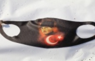 Atatürk ve Türk bayrağı desenli maskeyi gören...