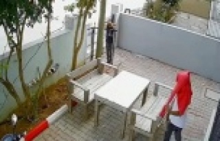 Ceketiyle başını kapatıp, ellerini kollarını...