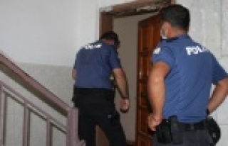 Evinde ölü bulundu