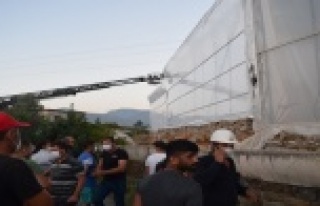 Gazipaşa'da sera naylonu çeken işçi elektrik...