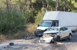 İşçileri taşıyan kamyonet ile otomobil çarpıştı:...