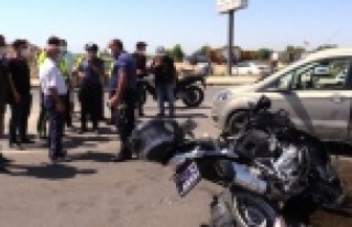 Motosikletli polis timleri otomobille çarpıştı:...