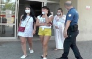 Otelde turistlere "Maske tak" diyen hemşire...