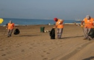 Temizlik işçilerinden tatilcilere çöp dolu poşetle...