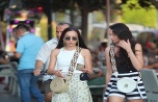 Turistler maske ve sosyal mesafe konusunda duyarsız