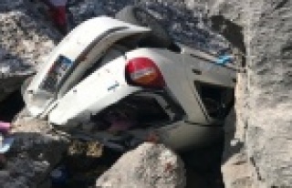 Yaşlı çift sıkıştıkları araç içinden telefonla...