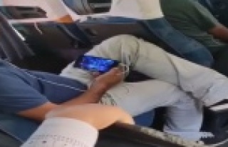 Yolcu minibüsünde maskesini düzgün takmayan yolcunun...