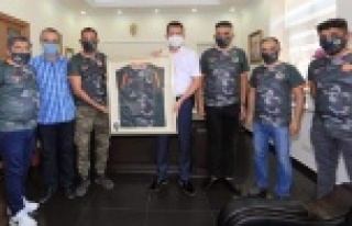 Yörüklerden Ürkmezer'e kamuflajlı forma