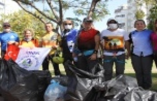 35 metrelik falezlerdeki çöpleri, gönüllü dağcılar...