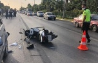 Alanya'da duran otomobile arkadan çarpan motosiklet...