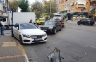 Alanya'da kontrolden çıkan otomobil ortalığı...