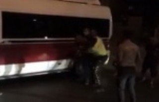 Alanya'da sinir krizi geçiren şahıs minibüsüyle...