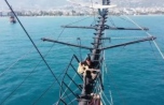 Alanya'da bu kez de korsan olup gitarını konuşturdu!