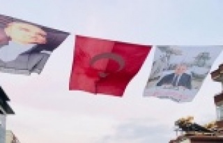 Alanya’da Başkan Böcek’in dev pankartını astılar