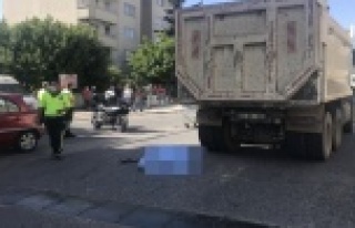 Alanya’da bisikletli kadın kamyonun altında can...