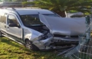 Alanya’da hafif ticari araç ile motosiklet çarpıştı:...