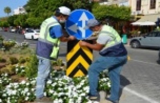 Alanya’da trafik levhası çalışması devam ediyor